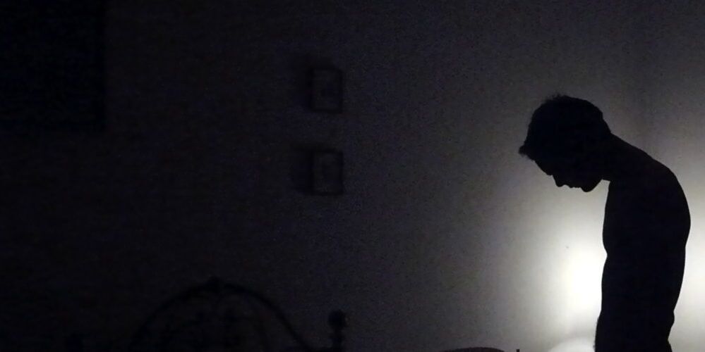una persona en depresión en la negativa de fumar