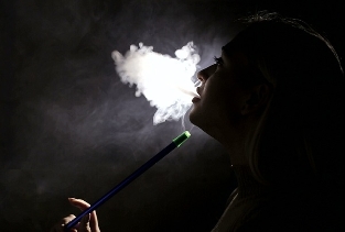 Chica fuma una pipa de agua