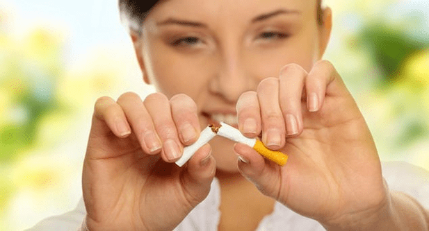 chica rompe un cigarrillo y se deshace de la adicción