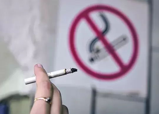 se permite fumar en la entrada